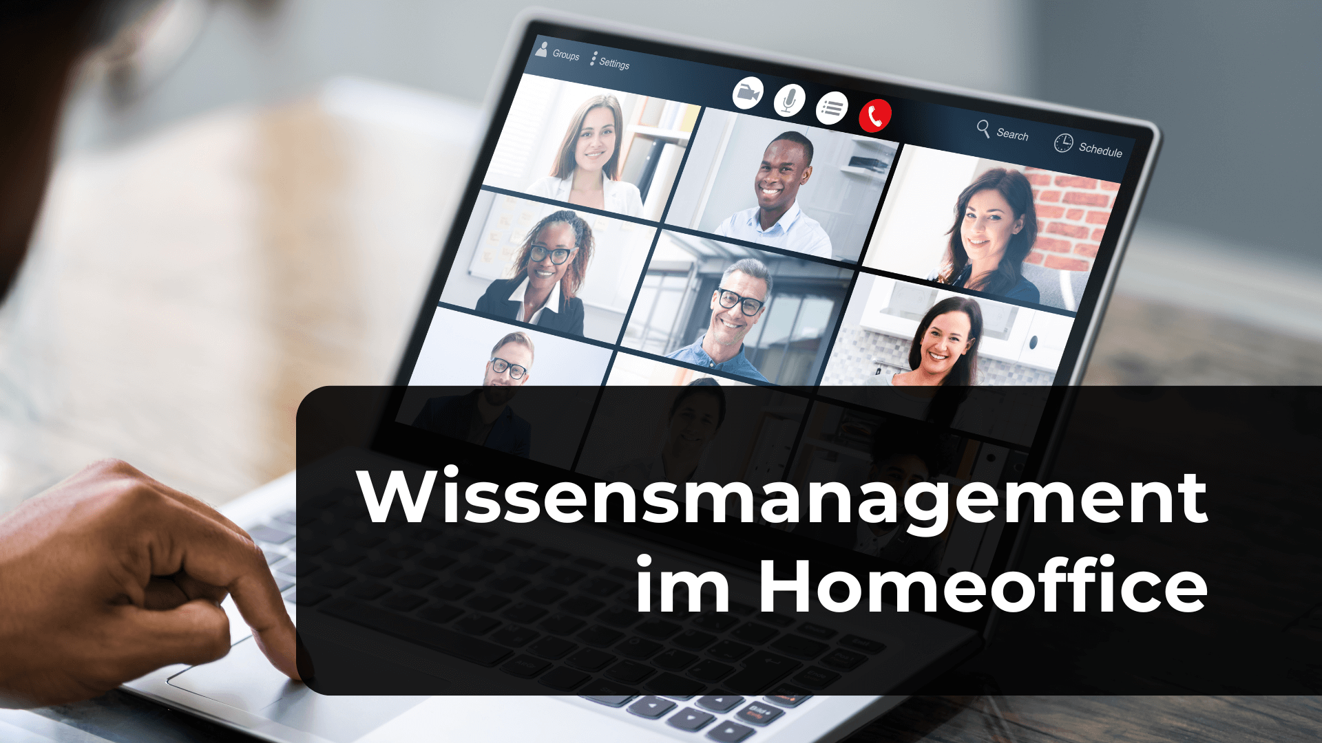 Das Bild zeigt einen Laptop, auf dessen Bildschirm eine Videokonferenz mit mehreren Teilnehmern zu sehen ist. Jeder Teilnehmer wird in einem kleinen Fenster dargestellt, es sind lächelnde Gesichter erkennbar. Unten rechts im Bild ist ein schwarzes Rechteck mit weißem Text: „Wissensmanagement im Homeoffice“.