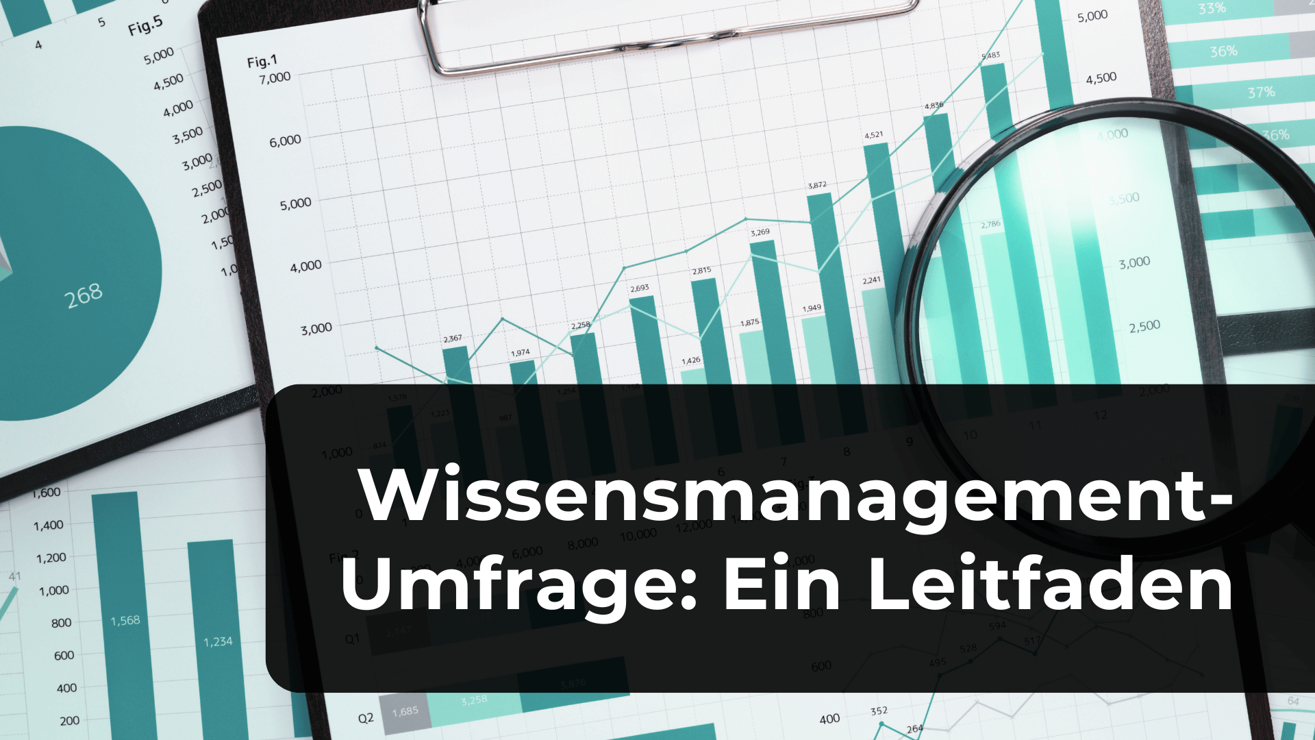 Farbiges Foto mit Büromaterial: Auf einem Schreibtisch liegen mehrere grüne Diagramme auf Papier (Balken-, Linien- und Kreisdiagramm) sowie eine Lupe. In der Bildmitte liegt ein schwarzer Balken. Darauf steht in großer weißer Schrift: „Wissensmanagement-Umfrage: Ein Leitfaden“.